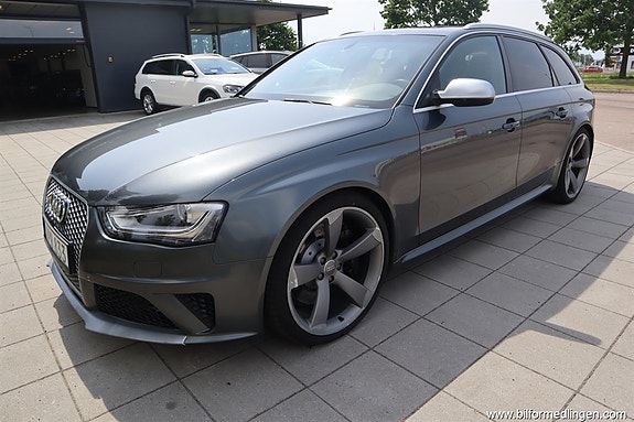 Audi RS4 2 of 5