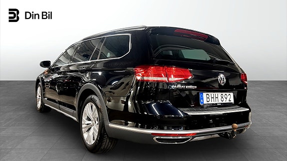 Volkswagen Passat Alltrack 3 of 5