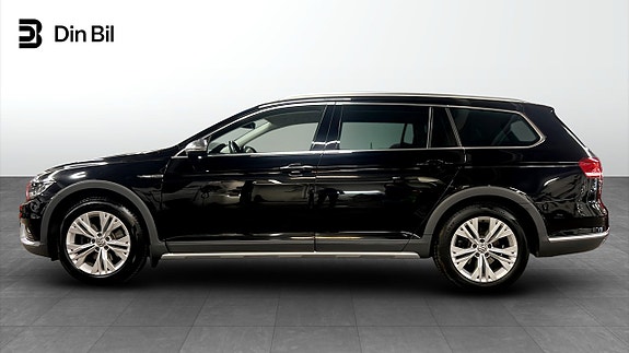 Volkswagen Passat Alltrack 2 of 5