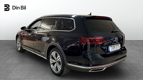 Volkswagen Passat Alltrack 3 of 5
