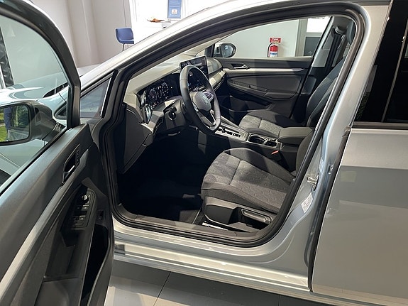 Volkswagen Golf VIII 10 of 19