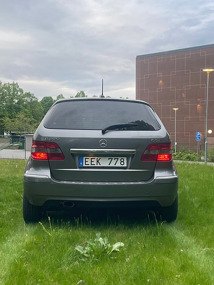 Mercedes-Benz B200 2 of 5