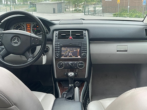 Mercedes-Benz B200 3 of 5