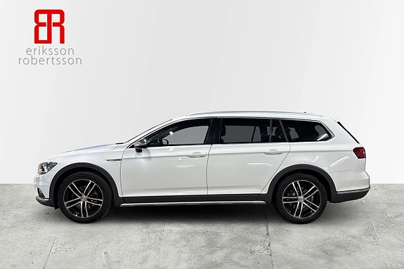 Volkswagen Passat Alltrack 2 of 5