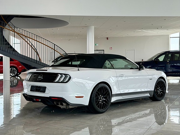 Ford Mustang 4 of 5