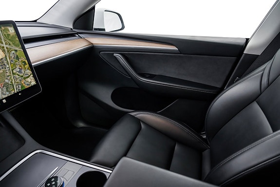 Tesla Model Y 16 of 23