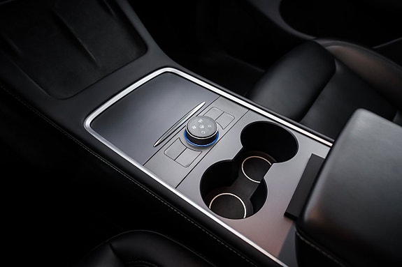 Tesla Model Y 14 of 23