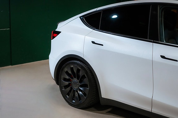 Tesla Model Y 8 of 23