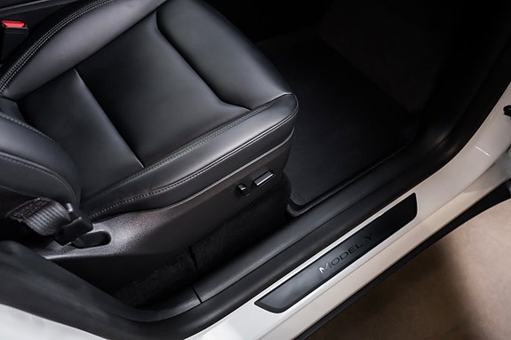 Tesla Model Y 22 of 23