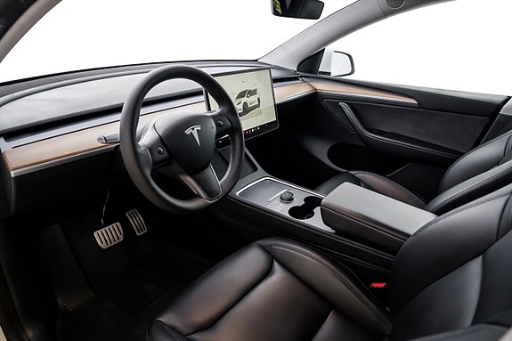 Tesla Model Y 10 of 23