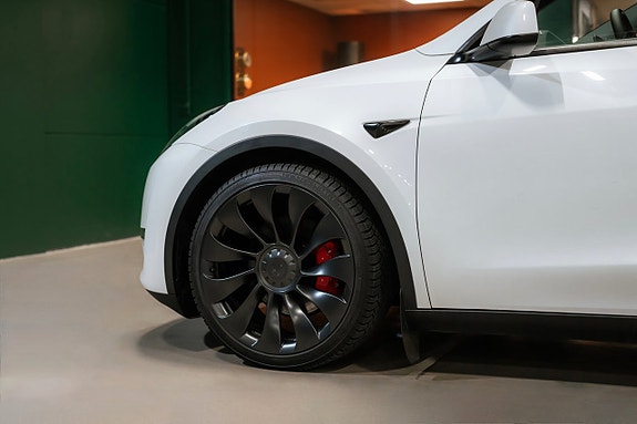 Tesla Model Y 7 of 23
