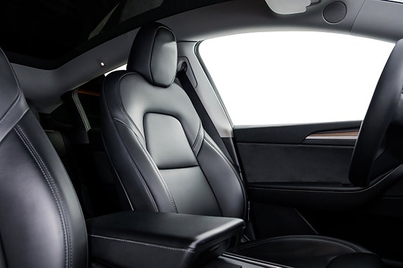 Tesla Model Y 21 of 23