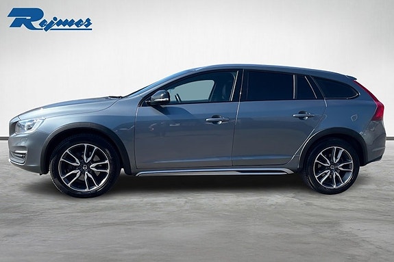 Volvo V60 Cross Country 3 of 5