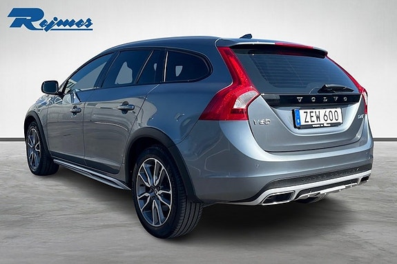 Volvo V60 Cross Country 2 of 5