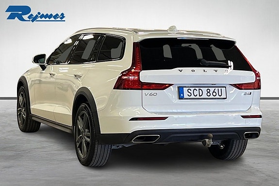 Volvo V60 Cross Country 2 of 5