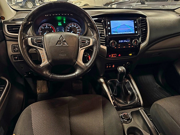 Mitsubishi L200 Club Cab 2 of 5