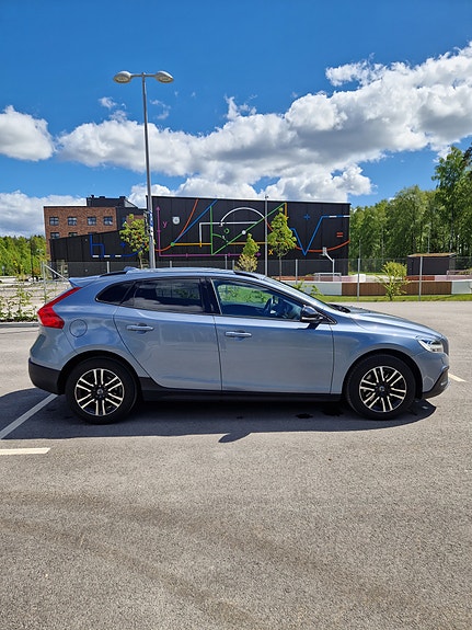 Volvo V40 Cross Country 2 of 13