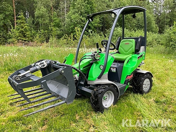 Redskapsbärare/Kompaktlastare Avant 225 med 7