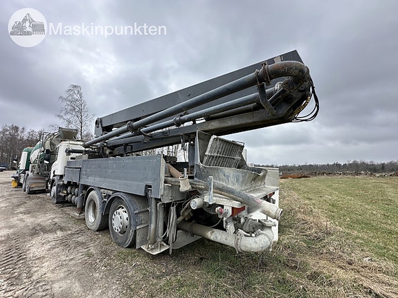 Scania p320 med en schwing Betongpump 6 of 27