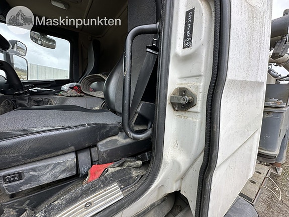 Scania p320 med en schwing Betongpump 10 of 27