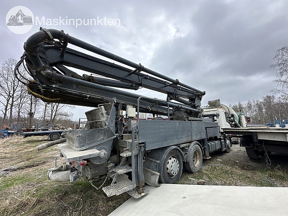 Scania p320 med en schwing Betongpump 4 of 27