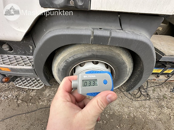 Scania p320 med en schwing Betongpump 27 of 27
