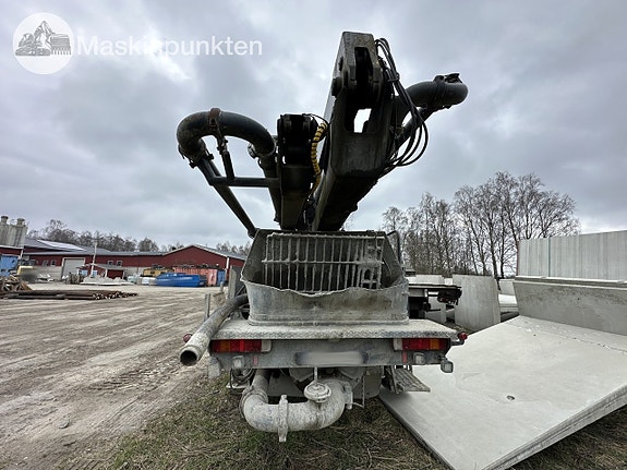 Scania p320 med en schwing Betongpump 5 of 27