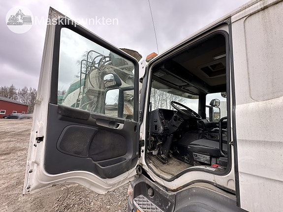 Scania p320 med en schwing Betongpump 8 of 27
