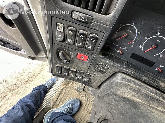 Scania p320 med en schwing Betongpump 20 of 27