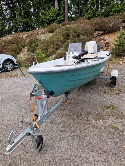 Välvårdad båt med motor och styrpulpet. 3 of 4