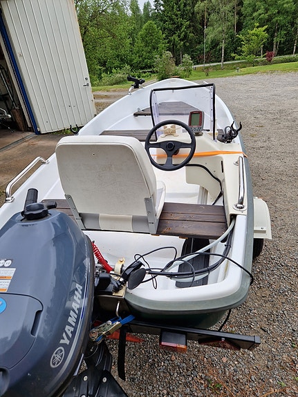 Välvårdad båt med motor och styrpulpet. 2 of 4