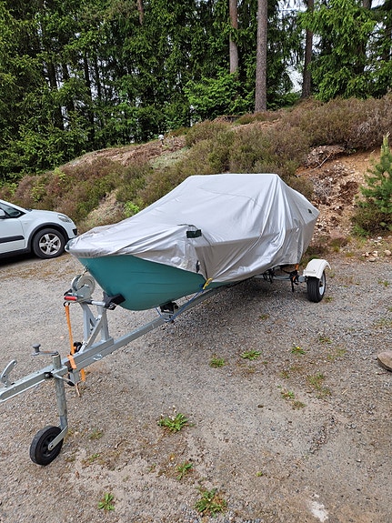 Välvårdad båt med motor och styrpulpet. 4 of 4