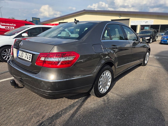 Mercedes-Benz E220 3 of 5