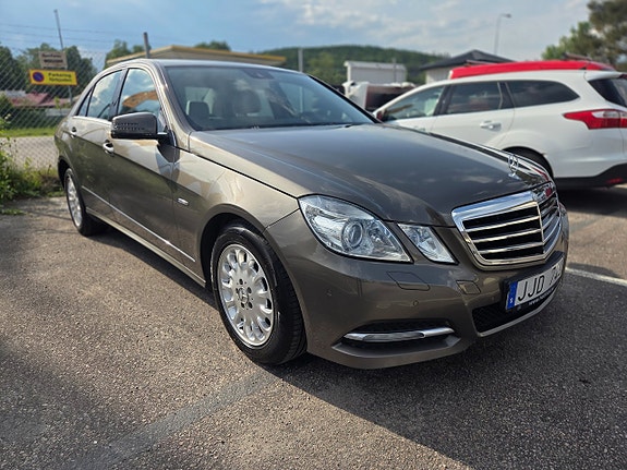 Mercedes-Benz E220 2 of 5