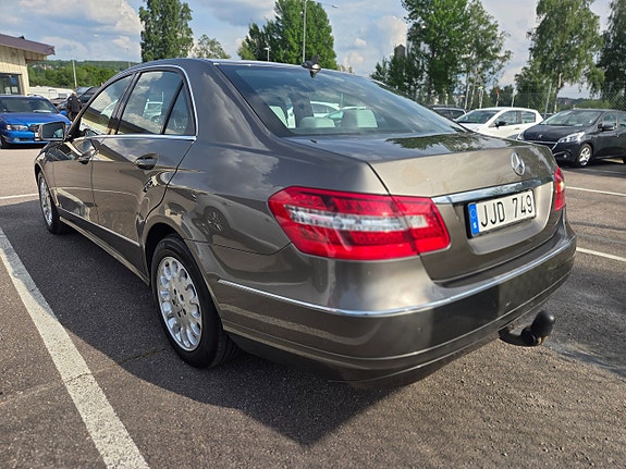 Mercedes-Benz E220 4 of 5