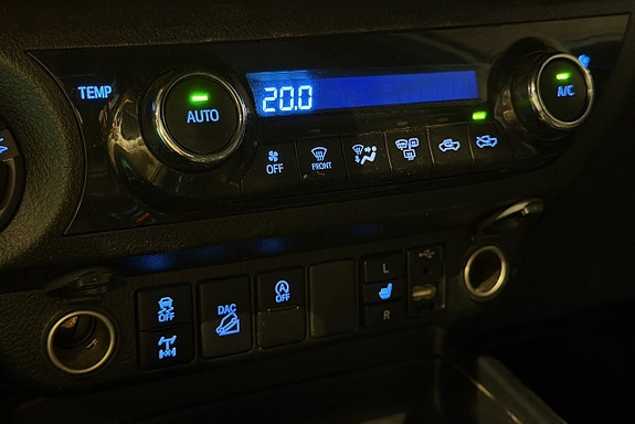 Toyota HiLux 23 of 29