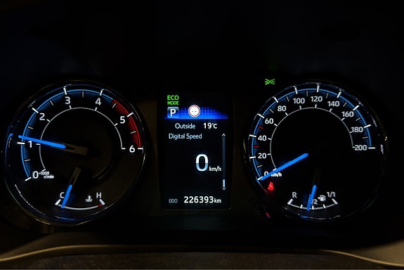Toyota HiLux 13 of 29