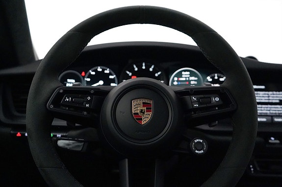 Porsche 911 Carrera 4 GTS 10 of 28