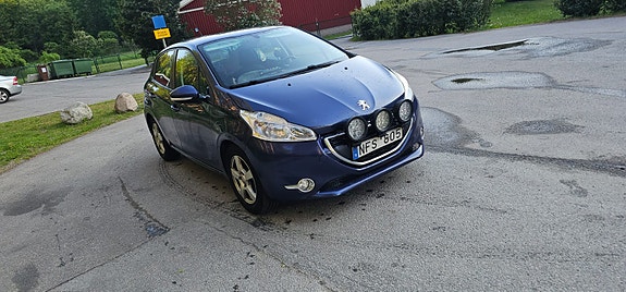 Peugeot 208 2 of 5