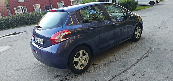 Peugeot 208 3 of 5