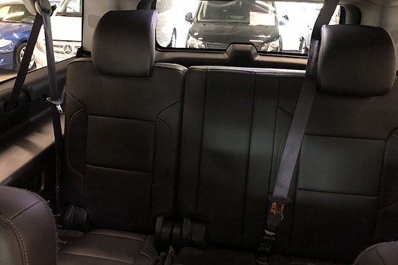 Chevrolet Suburban 8 of 13