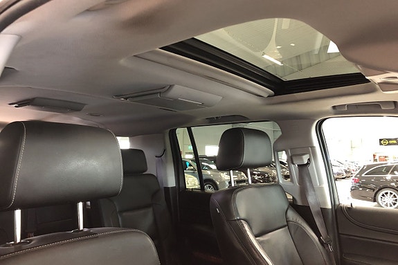 Chevrolet Suburban 12 of 13