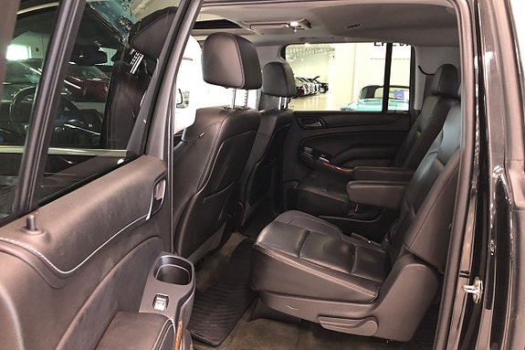 Chevrolet Suburban 7 of 13