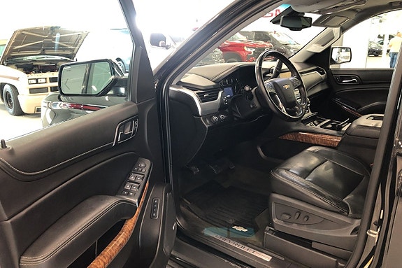 Chevrolet Suburban 6 of 13
