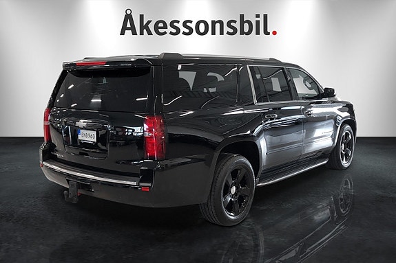 Chevrolet Suburban 4 of 13