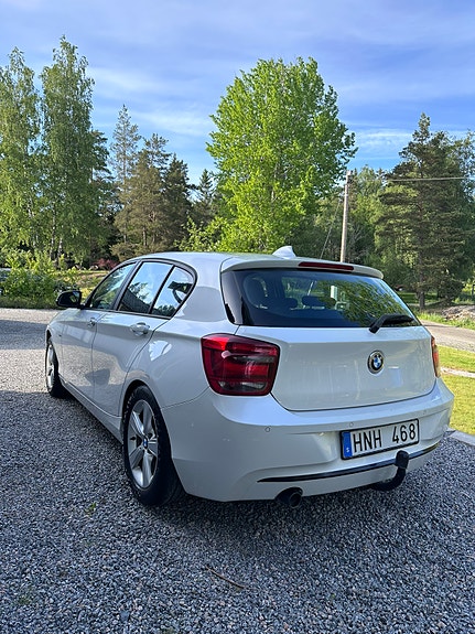 BMW 118d 2 of 5