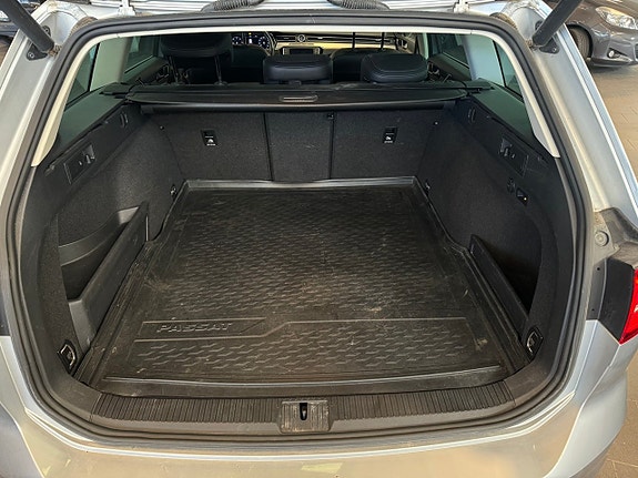 Volkswagen Passat 9 of 30