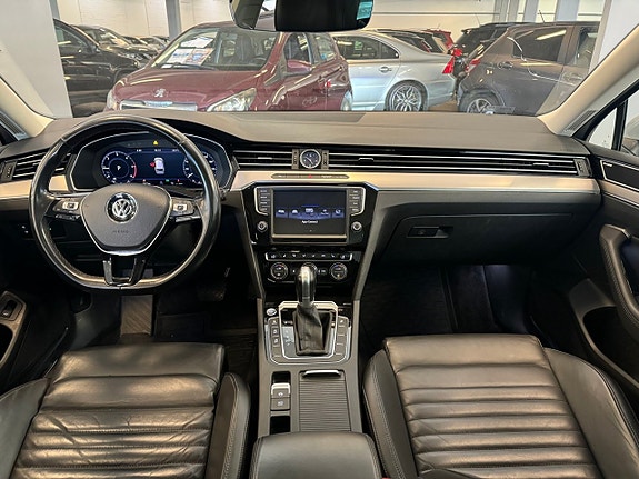 Volkswagen Passat 16 of 30