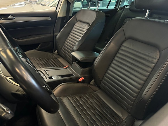 Volkswagen Passat 12 of 30