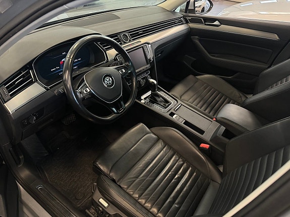 Volkswagen Passat 11 of 30